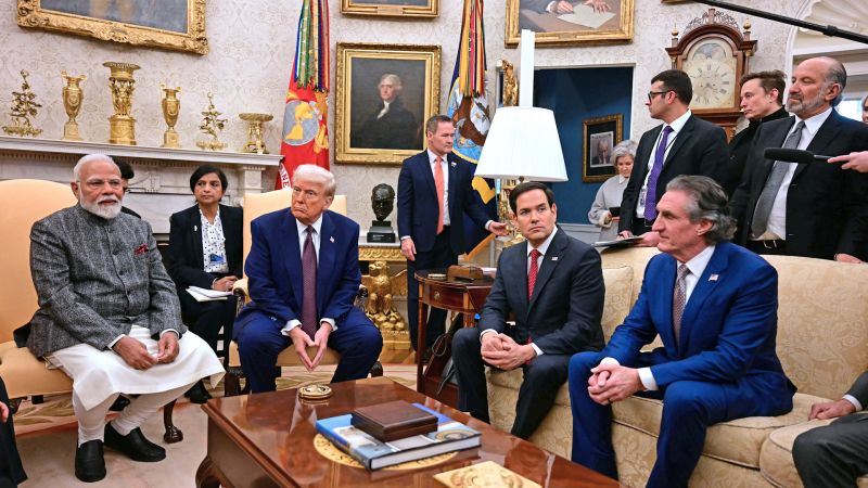 Trump’s mug shot spotted outside of Oval Office | CNN Politics