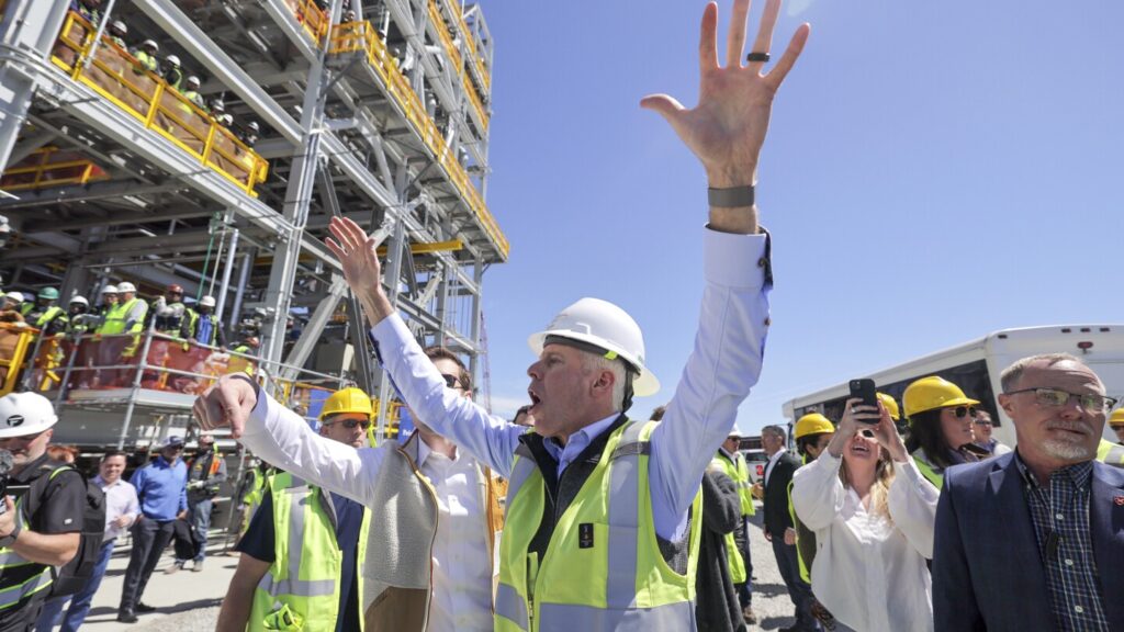 Trump’s interior and energy secretaries cheer on natural gas export industry in Gulf Coast