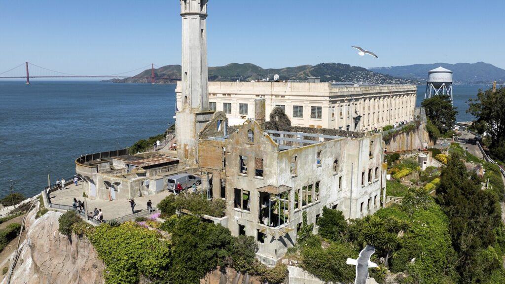 Trump says he wants to reopen the Alcatraz prison because it’s a powerful symbol of law and order | AP News