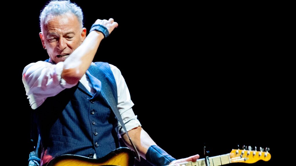 Bruce Springsteen calls Trump ‘corrupt, incompetent and treasonous’ on stage